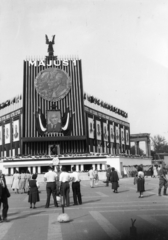 Magyarország, Budapest XIV., Hősök tere, május 1-i ünnepség dísztribünje., 1952, Gyulai Gaál Krisztián, angyal-ábrázolás, Lenin-ábrázolás, Sztálin ábrázolás, május 1, dekoráció, Rákosi Mátyás-ábrázolás, Budapest, felvonulás, Fortepan #262272