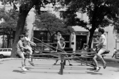 Magyarország, Budapest XIII., Jászai Mari tér, játszótér, a háttérben az 5. szám alatti Palatinus-ház., 1970, Gyulai Gaál Krisztián, libikóka, Budapest, játszótér, Fortepan #262401