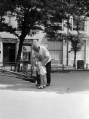 Magyarország, Budapest XIII., Jászai Mari tér, játszótér, a háttérben az 5. szám alatti Palatinus-ház., 1970, Gyulai Gaál Krisztián, Budapest, Fortepan #262408