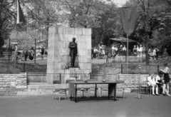 Magyarország, Budapest II., Ady Endre utca 3., Ady Endre 12 évfolyamos iskola (eredetileg az Orsolya Rend “Szent Angela” leányiskolája, ma Szent Angéla Ferences Általános Iskola és Gimnázium). Ady Endre szobra Várady Sándor 1960-ban felállított alkotása., 1973, Gyulai Gaál Krisztián, Budapest, Fortepan #262435