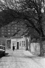 Magyarország, Óbuda, Budapest III., Föld utca, háttérben a Szőlő utcai sávház (Faluház)., 1972, Gyulai Gaál Krisztián, Trabant-márka, épületbontás, Budapest, Fortepan #262472