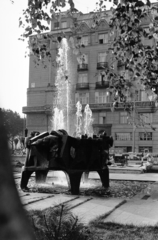 Hungary, Budapest V., Március 15. tér, Barbárok harca a rómaiakkal szökőkút / szoborcsoport Tar István szobrászművész alkotása (1971)., 1975, Gyulai Gaál Krisztián, Budapest, Fortepan #262507