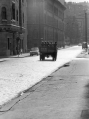 Magyarország, Budapest I., Batthyány utca, a teherautó a Gyorskocsi utcai kereszteződésnél látható, mögötte az Iskola utca és a Mária tér között a Batthyány Lajos Általános Iskola épületömbje., 1972, Gyulai Gaál Krisztián, Budapest, utcakép, teherautó, Fortepan #262511