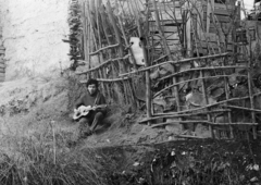 Magyarország, Salgótarján, Pécskő út, a pécskődombi (kopaszdombi) cigánytelep., 1976, Gyulai Gaál Krisztián, gitár, Fortepan #262559