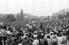 Magyarország, Tabán, Budapest I., Hegyalja út - Sánc utca - Orom utca határolta terület, a május 1-i Mini-Syrius-LGT koncert közönsége. Távolban a budai Vár., 1973, Gyulai Gaál Krisztián, Budapest, Fortepan #262575