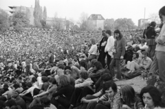 Magyarország, Tabán, Budapest I., Hegyalja út - Sánc utca - Orom utca határolta terület, a május 1-i Mini-Syrius-LGT koncert közönsége., 1973, Gyulai Gaál Krisztián, Budapest, Fortepan #262577