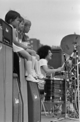 Magyarország, Miskolc, DVTK-stadion, Rockfesztivál. Matta Balázs az Ex Vér együttes dobosa., 1973, Gyulai Gaál Krisztián, hangfal, dob, gyerekek, Paiste-márka, cintányér, Fortepan #262664