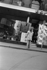 Hungary, Budapest V., Váci utca, Anna presszó. Az üvegen a Bécsi utca 1. szám alatti épület tükröződik., 1975, Gyulai Gaál Krisztián, street view, Budapest, Fortepan #262677