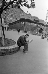 Hungary, Budapest II.,Budapest I., Széll Kálmán (Moszkva) tér, háttérben a Várfok utcához vezető felüljáró és a Vérmező út melleti házak láthatók., 1975, Gyulai Gaál Krisztián, Budapest, street view, sneakers, reading, Fortepan #262721