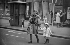 1975, Gyulai Gaál Krisztián, street view, hold hands, phone booth, Fortepan #262726