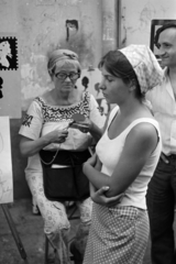 France, Paris, Montmartre, Place du Tertre., 1975, Gyulai Gaál Krisztián, women, man, headscarf, Fortepan #262746