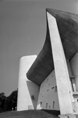 France, Ronchamp, a Le Corbusier tervei alapján épített Magasságos Miasszonyunk-kápolna (Chapelle Notre-Dame-du-Haut de Ronchamp)., 1975, Gyulai Gaál Krisztián, modern architecture, church, Le Corbusier-design, Fortepan #262751