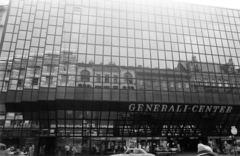 Ausztria, Bécs, Mariahilfer Strasse 77-79., a Generali-Center bevásárlóközpont, a homlokzaton a Mariahilfer Strasse 70–74b épületek tükrözödnek., 1975, Gyulai Gaál Krisztián, biztosító, tükörkép, Fortepan #262755