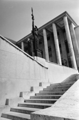 France, Paris, Avenue du Président Wilson, a Palais des Musées d'Art Moderne / Palais de Tokyo előtt Émile Antoine Bourdelle "La France" szobra látható., 1975, Gyulai Gaál Krisztián, Fortepan #262759