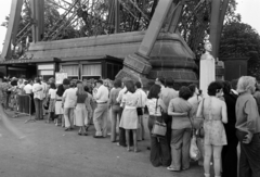 France, Paris, Eiffel-torony., 1975, Gyulai Gaál Krisztián, standing in line, Fortepan #262761