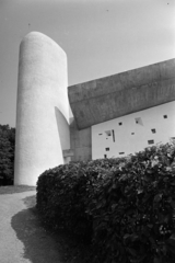 France, Ronchamp, a Le Corbusier tervei alapján épített Magasságos Miasszonyunk-kápolna (Chapelle Notre-Dame-du-Haut de Ronchamp)., 1975, Gyulai Gaál Krisztián, modern architecture, church, Fortepan #262764