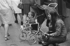 Sweden, Stockholm, a felvétel a Västerlånggatan 66. szám előtt készült., 1975, Gyulai Gaál Krisztián, sitting on the ground, baby carriage, street music, Fortepan #262768