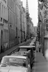 France, Paris, Szent Lajos-sziget, Rue Saint-Louis en l'Île, balra a Szent Lajos-templom (Église Saint-Louis-en-l'Île)., 1975, Gyulai Gaál Krisztián, street view, automobile, Fortepan #262792