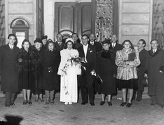 Hungary, Budapest XIV., a Regnum Marianum templom bejárata., 1943, Pohl Pálma, wedding ceremony, church, tableau, Budapest, Fortepan #26280