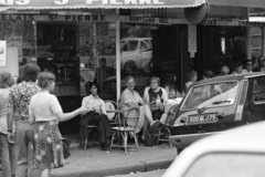 France, Paris, Place Saint-Pierre 15., a portálüvegen a Sacré Coeur-bazilika lépcsője tükröződik, 1975, Gyulai Gaál Krisztián, Fortepan #262801