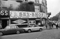 France, Paris, Rue Coustou - Boulevard de Clichy sarok, 1975, Gyulai Gaál Krisztián, slanted, erotica, Fortepan #262805