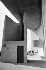 France, Ronchamp, a Le Corbusier tervei alapján épített Magasságos Miasszonyunk-kápolna (Chapelle Notre-Dame-du-Haut de Ronchamp)., 1975, Gyulai Gaál Krisztián, modern architecture, church, Fortepan #262813