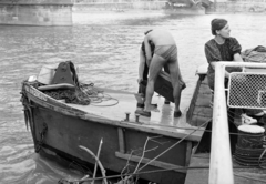 Hungary, Budapest XI., hajókikötő a Szent Gellért térnél., 1975, Gyulai Gaál Krisztián, ship, jerry can, fueling, Budapest, Fortepan #262830