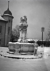 Magyarország, Sopron, Béke út, a Hunyadi János utca torkolatánál lévő kis teresedés. Hattyús kút (Vasata József, 1917.), 1929-ben helyezték át az Orsolya térről ide. Háttérben a Győrváry-ház (a II. világháborúban elpusztult)., 1938, Vincent Till Baumgartner, díszkút, Fortepan #262944