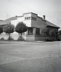 Hungary, Komarno, Beöthy Zsolt utca - Táncsics Mihály utca sarok., 1932, Vincent Till Baumgartner, cornerhouse, greenery, wood, Fortepan #262960