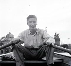 Magyarország, Budapest XIV., a felvétel a Városligeti-tavon készült, háttérben jobbra a Millenniumi emlékmű részlete látható., 1950, Vincent Till Baumgartner, portré, úriember, evezés, Budapest, Fortepan #262973