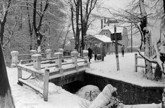 Magyarország, Szokolya, Királyréti-patak, háttérben a vendéglő épülete látható., 1960, Vincent Till Baumgartner, híd, patak, hó, Fortepan #262974