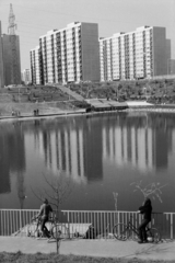 Hungary, Budapest X., Kőbánya Újhegyi lakótelep. Szocialista Brigádok Parkja (később Bányató Park)., 1980, Vincent Till Baumgartner, Budapest, concrete block of flats, reflection, Fortepan #262981