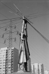 Hungary, Budapest X., Kőbánya Újhegyi lakótelep. Szocialista Brigádok Parkja (később Bányató Park), Varga Imre szobrászművész alkotása a Munkás (1977)., 1980, Vincent Till Baumgartner, sculpture, Imre Varga-works, Budapest, Fortepan #262985