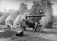 Romania,Transylvania, 1906, Borza család, hay, threshing machine, stack, harvest, Steam-engine, agriculture, machine, Fortepan #262997