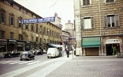 Olaszország, Ferrara, a Corsos Porta Reno a Piazza della Cattedraléról nézve, balra a Comune di Ferrara - Palazzo Municipale (a Ferrara-i városháza), ettől jobbra a Castello Estense tornyai láthatok., 1973, Dr. Iván Zoltán, színes, Fortepan #263007