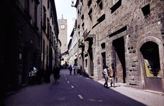 Olaszország, Orvieto, a Corso Cavour a Via Cesare Nebbia és a Piazza Cesare Fracassini között, szemben a Torre del Moro / Mór torony., 1973, Dr. Iván Zoltán, színes, Fortepan #263010