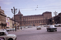 Olaszország, Torino, a Piazza Castello a Via Roma felöl, szemben a Palazzo Reale di Torino (a torinói királyi palota), mögötte a Cattedrale metropolitana di San Giovanni Battista (Keresztelö Szent János Föszékesegyház) és a Cappella della Sacra Sindone (a Szent Lepel temploma) kupolái láthatók., 1973, Dr. Iván Zoltán, színes, Fortepan #263011