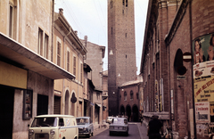 Olaszország, Ravenna, Via Ponte Marino, szemben a Városi vagy Polgári Torony (Torre Comunale / Torre Civica)., 1967, Dr. Iván Zoltán, színes, Fortepan #263030