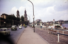 Németország, Drezda, Terassenufer a Schloßplatz (Georgi-Dimitroff-Platz) felé nézve. Balra a Sekundogenitur, a Szentháromság Katolikus Főtemplom (Hofkirche). Szemben az Operaház (Semperoper). Jobbra az Elba folyó felett az Augustusbrücke (Georgi-Dimitroff-Brücke), előtérben a Weiße Flotte kikötöhelyei., 1971, Dr. Iván Zoltán, színes, NDK, Fortepan #263033