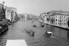 Olaszország, Velence, Canal Grande a Ponte degli Scalzi-ról nézve, balra a háttérben a Chiesa di San Geremia kupolája látható., 1962, Szűcs Attila, Fortepan #263126