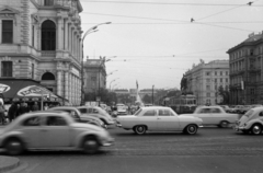 Ausztria, Bécs, Schwarzenbergplatz, balra a Kasino am Schwarzenbergplatz épülete, a villamos mögött a Schwarzenbergdenkmal látható., 1966, Szűcs Attila, Fortepan #263128