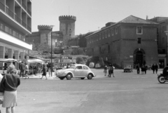 Olaszország, Tivoli, Piazza Giuseppe Garibaldi, középen a Rocca Pia erőd., 1966, Szűcs Attila, Fortepan #263129