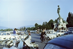 Olaszország, Firenze, Piazzale Michelangelo, jobbra Michelangelo Dávid szobrának bronz másolata, a talapzaton a Medici-sírok napszakokat ábrázoló szobrainak másolatai., 1960, Szűcs Attila, szobor, kerékpár, Fiat 500, robogó, színes, Fortepan #263139