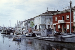 Olaszország, Cesenatico, a Fosso Veneralle partján a Via Marino Moretti épületsora látható., 1960, Szűcs Attila, színes, Fortepan #263153