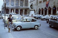 Olaszország, Rimini, Piazza Cavour, szembem a Teatro A. Galli, jobbra a Palazzo dell'Arengo. Középen V. Pál pápa szobra (Nicolas Cordier és Sebastiano Sebastiani, 1614.)., 1960, Szűcs Attila, színes, parkoló, Fortepan #263154