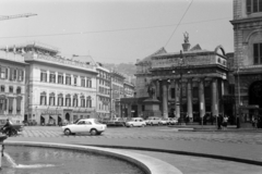 Olaszország, Genova, Piazza de Ferrari, középen Giuseppe Garibaldi lovas szobra, mögötte a Teatro Carlo Felice., 1960, Szűcs Attila, oszlopsor, középület, Fortepan #263156