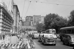 Olaszország, Genova, Via Fiume, a felvétel a Palazzo Degli Uffici Finanziari előtt készült., 1960, Szűcs Attila, útjavítás, utcakép, forgalom, Fortepan #263157