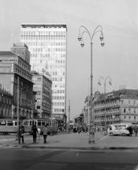 Horvátország, Zágráb, Jellasics bán tér (Trg bana Josipa Jelačića), az Ilica felé nézve., 1965, Szűcs Attila, utcakép, villamos, utcai lámpa, Fortepan #263165