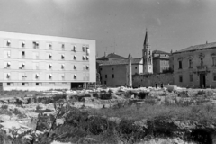 Horvátország,Adria, Zadar / Zára, Forum Romanumre, középen a szégyenoszlop, jobbra mögötte a Szent Illés-templom harangtornya., 1965, Szűcs Attila, Fortepan #263169