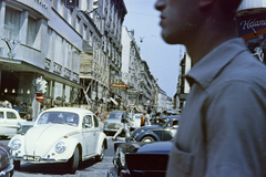 Ausztria, Bécs, szemben a Kirchengasse Mariahilfer Strasse - Lindengasse - Siebensterngasse közötti házsora., 1962, Szűcs Attila, Volkswagen Bogár, Fortepan #263177